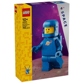 Збільшена мініфігурка космонавта